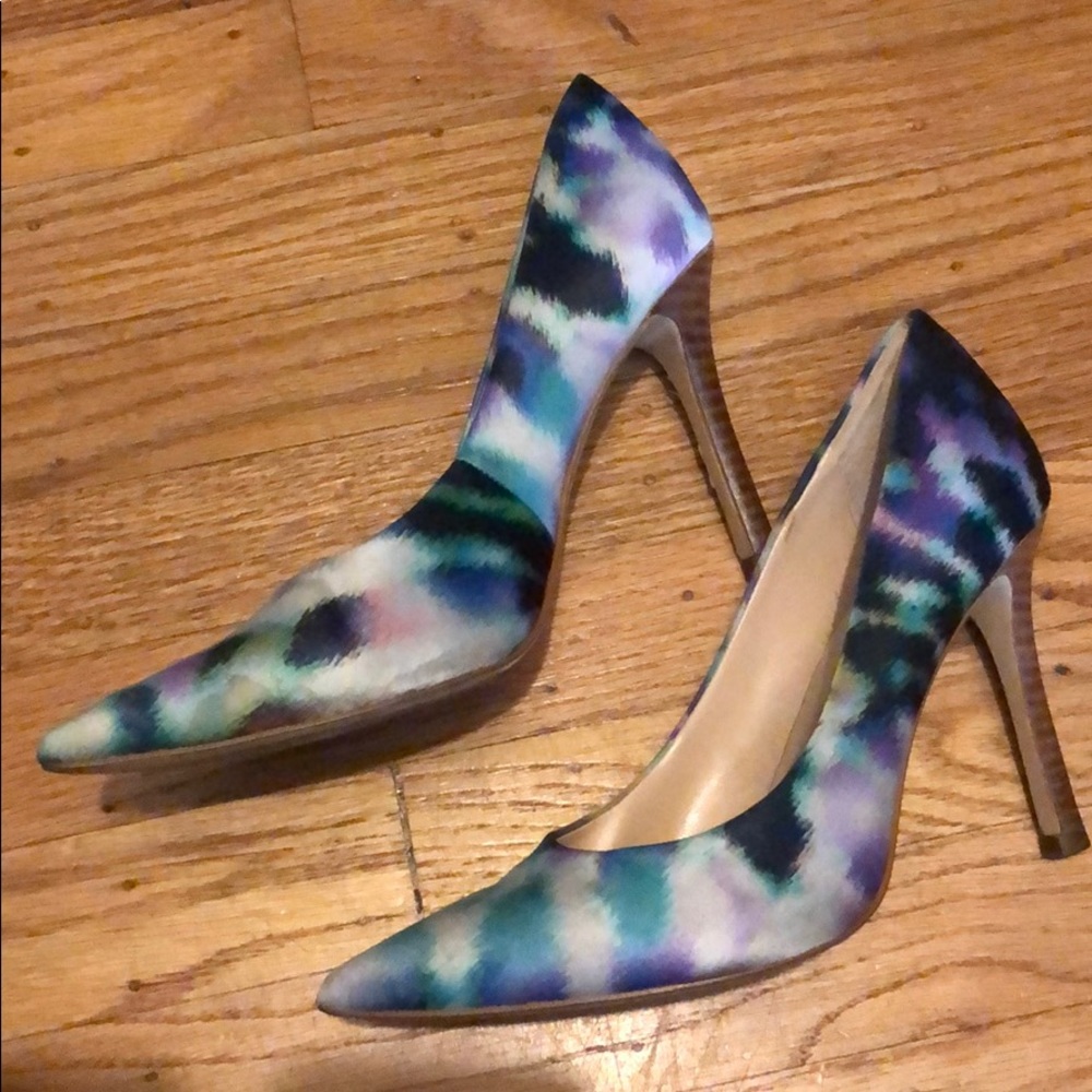 Guess multicolor pumps